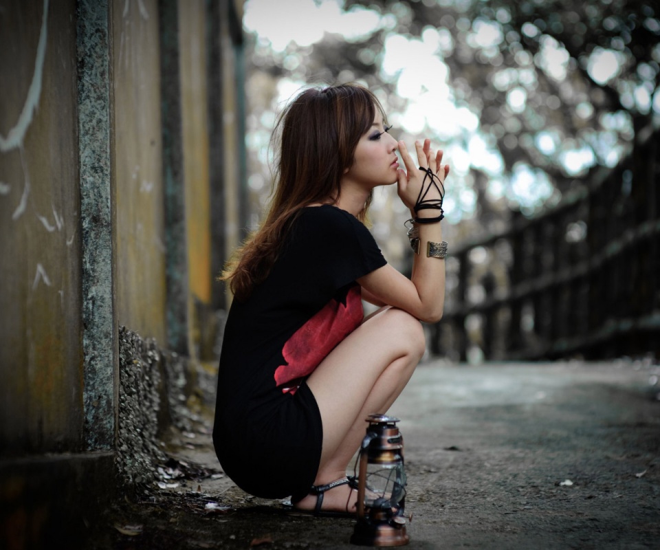 Японская девушка и масляный фонарь обои