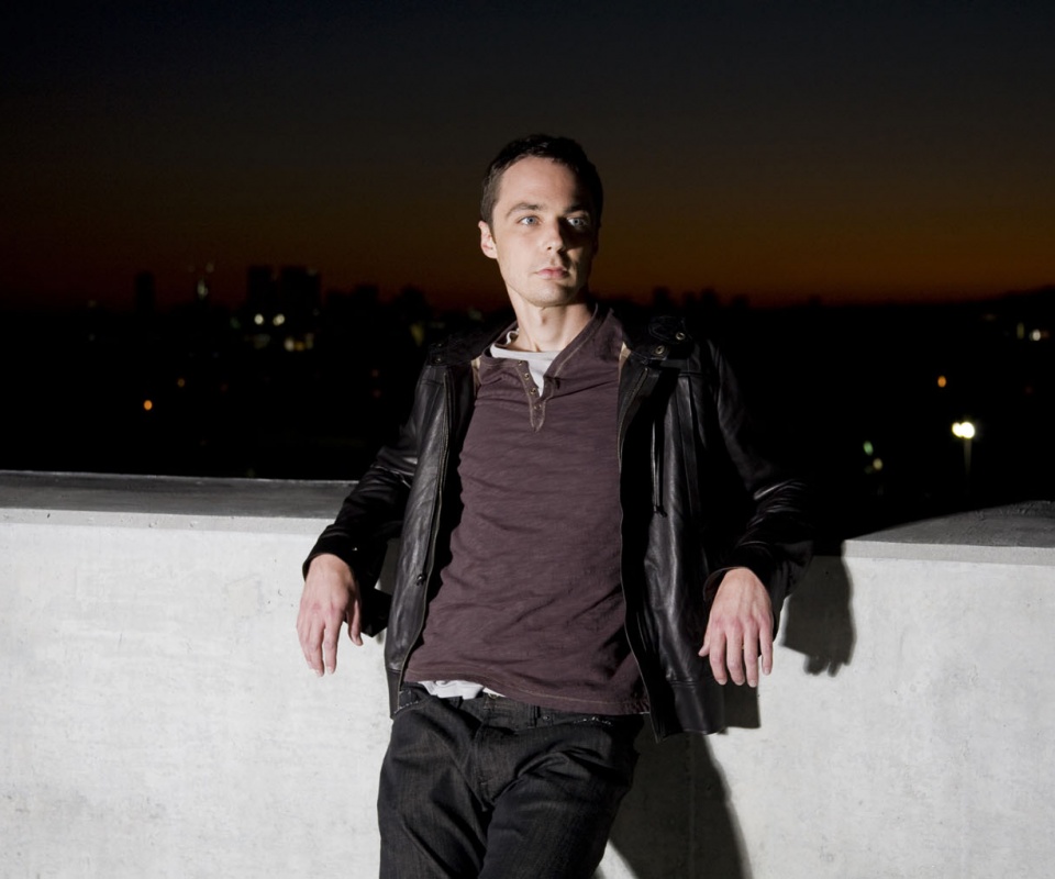 Джим Парсонс на балконе обои