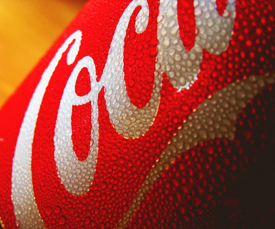 Запотевшая банка Кока-Колы обои