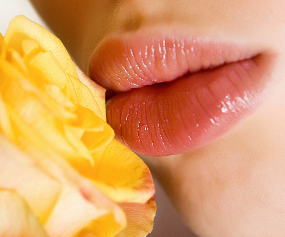 Губы девушки и роза обои