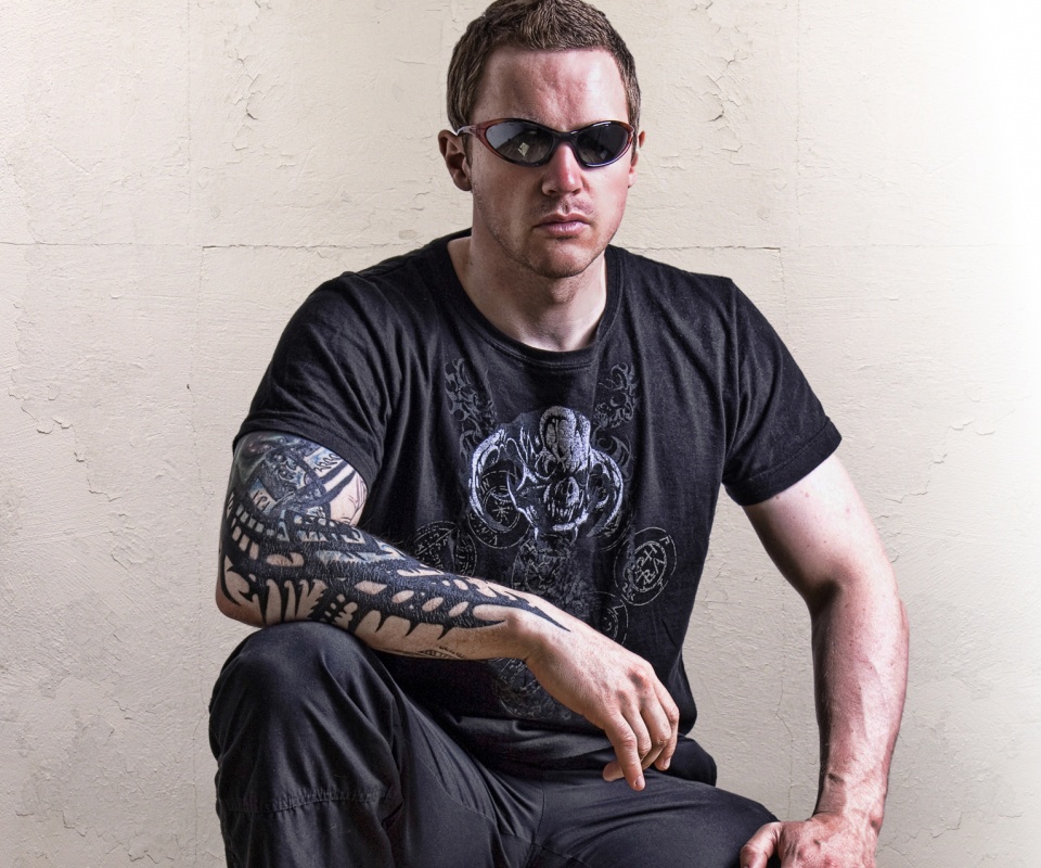 Парень с татуировкой обои