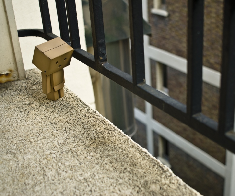 Грустный картонный человечек обои