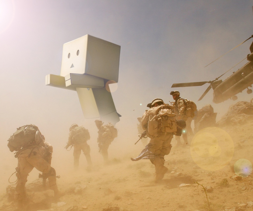 Картонный человек среди солдат обои