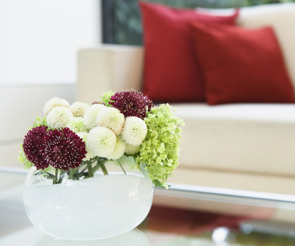 Цветы в белой вазе обои