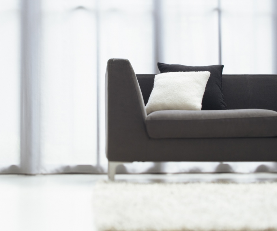 Диван с черной и белой подушками обои