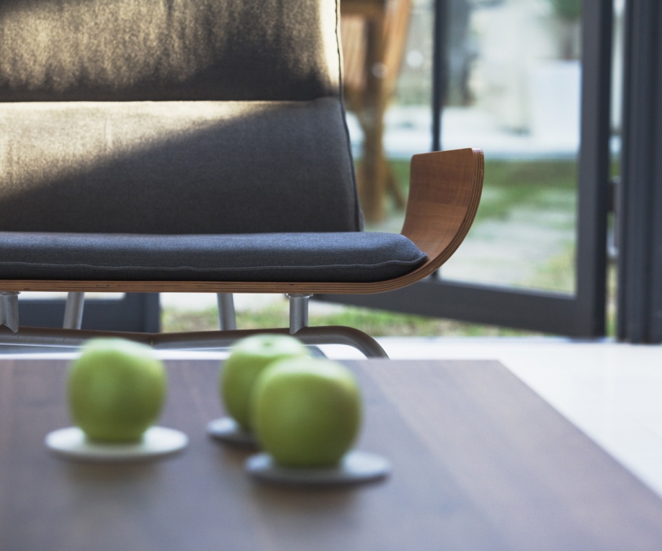 Яблоки на столе обои