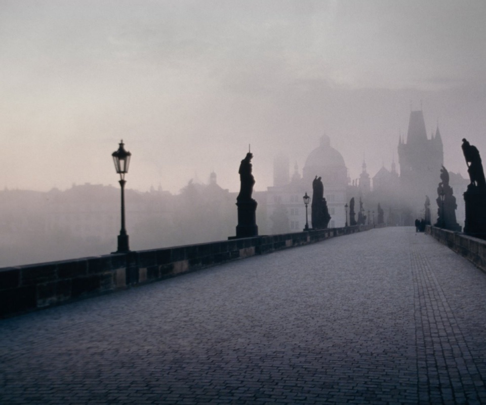 Мост с скульптурами обои