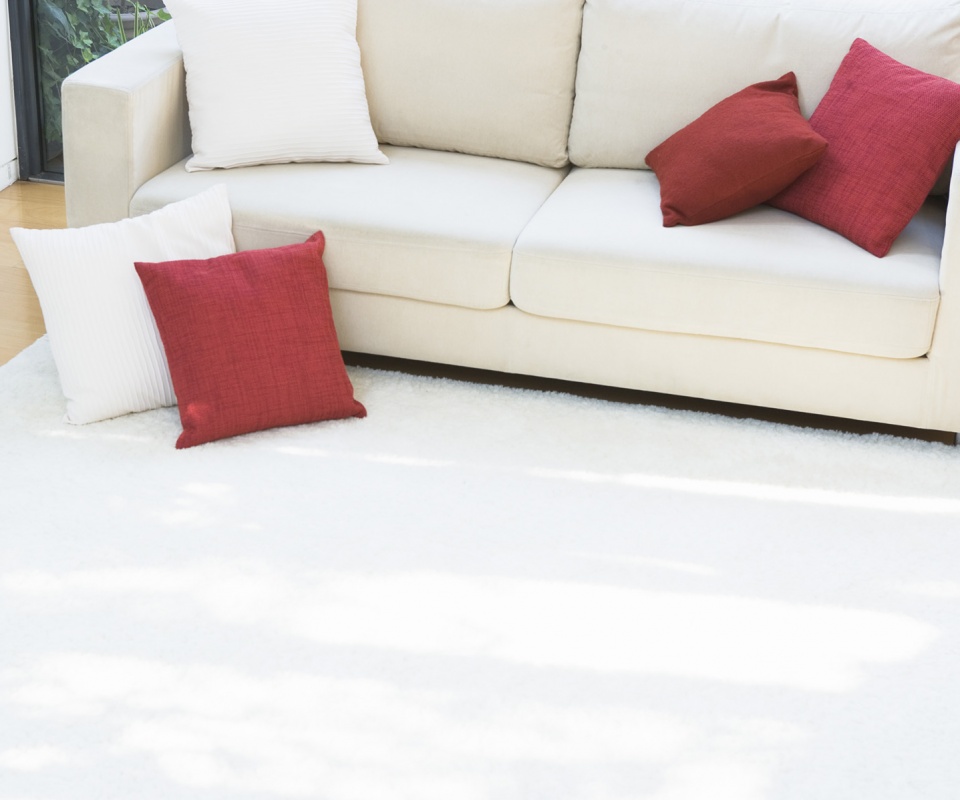 Диван с подушками обои