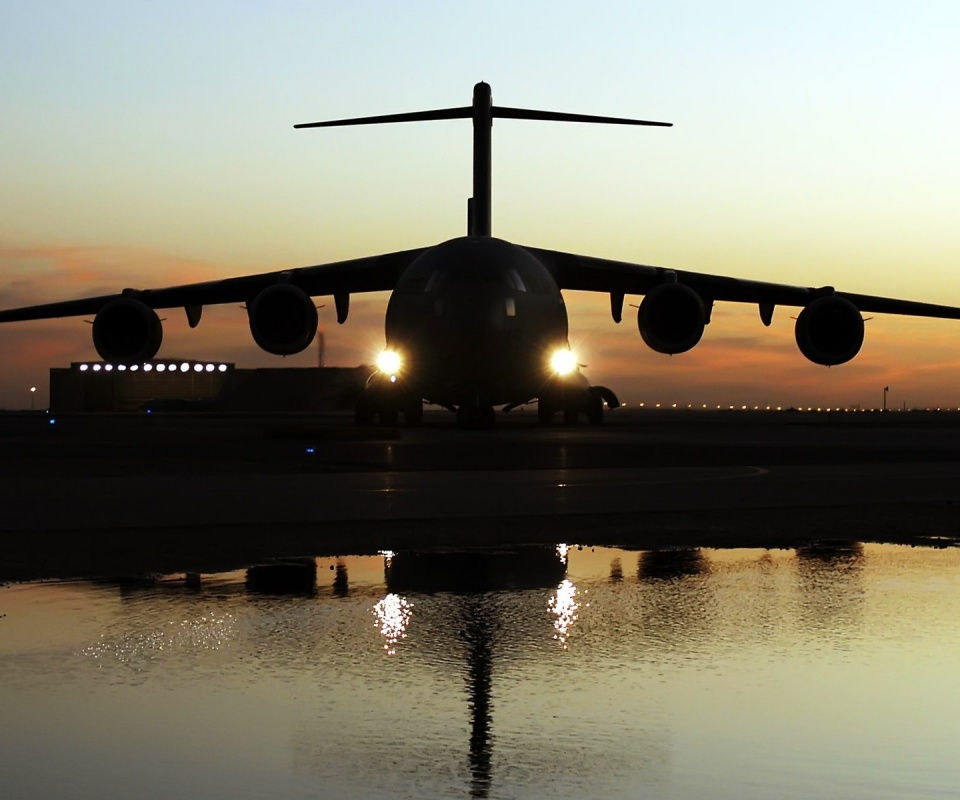 Самолет на взлетной полосе обои