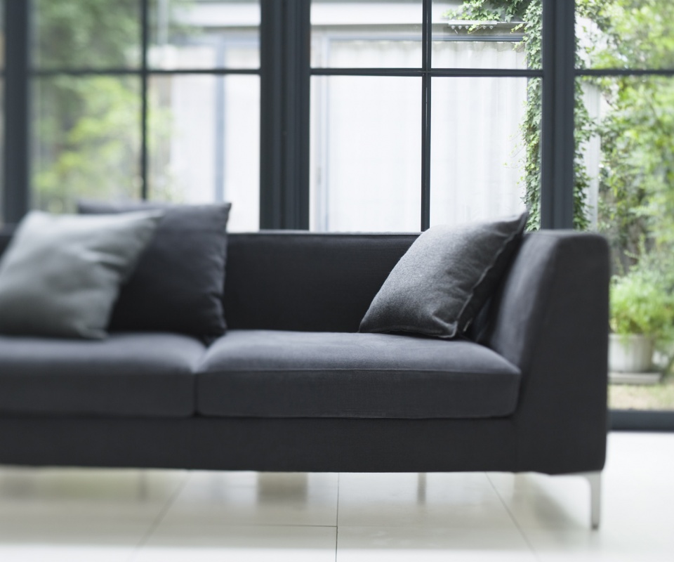 Диван в комнате обои