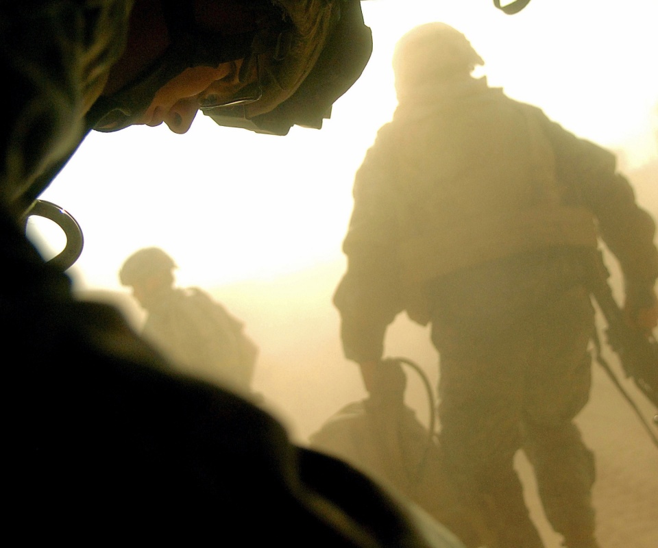 Солдаты выходят из броневика обои