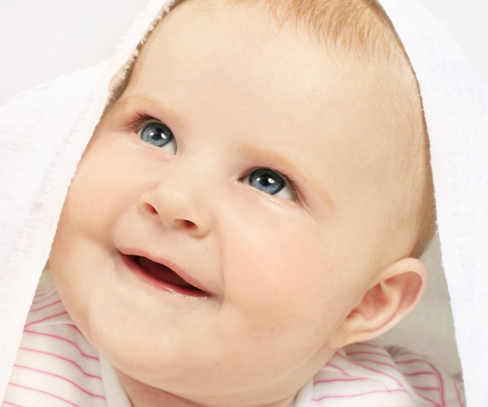 Малыш под полотенцем обои