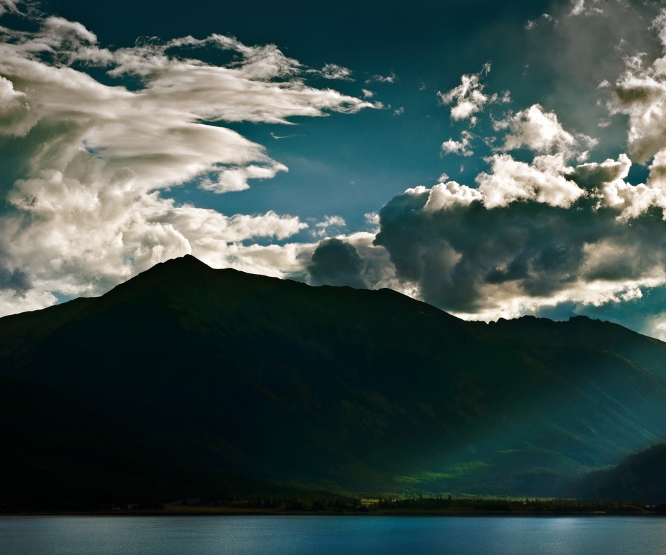 Свет на склонах гор обои