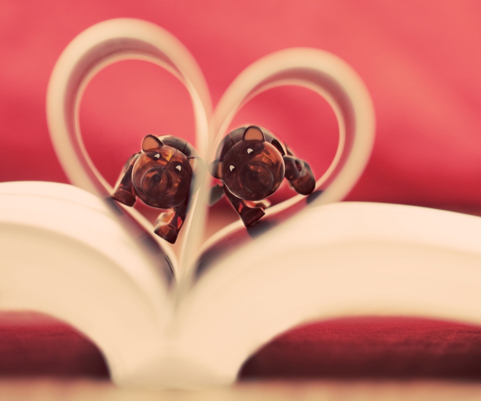 Фигурки мишек в книге обои