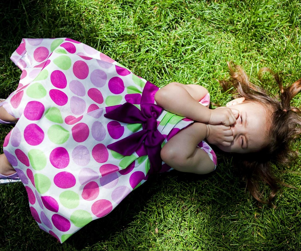 Девочка на траве обои