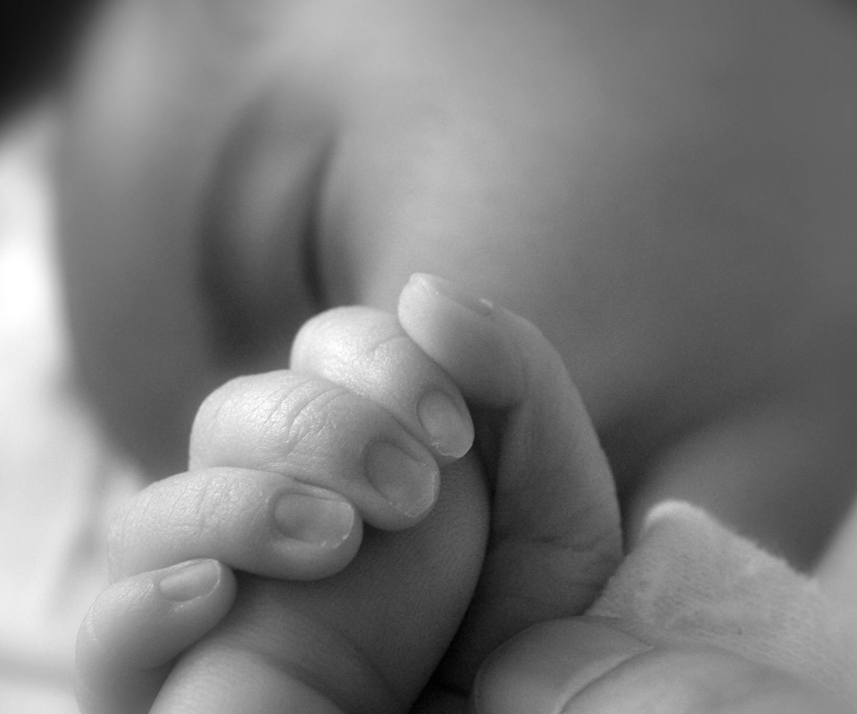 Младенец держит палец обои