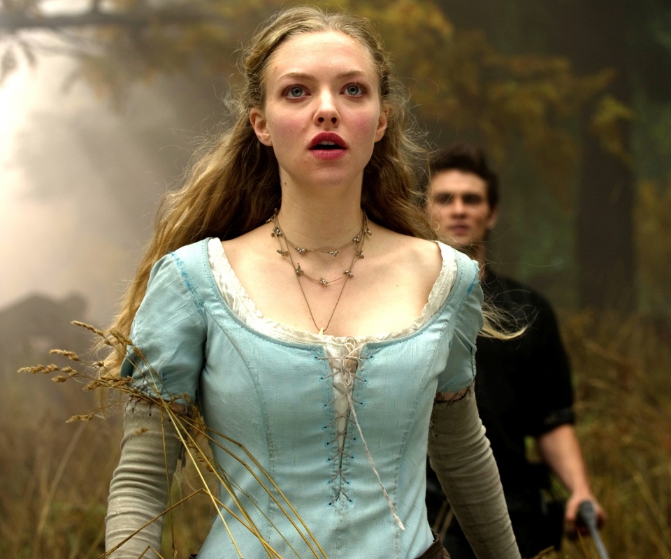 Аманда Сейфрид в Красной Шапочке обои