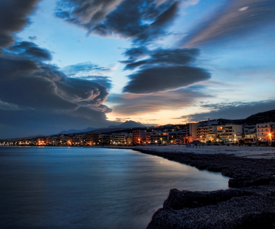 Красивый закат над городом у моря обои