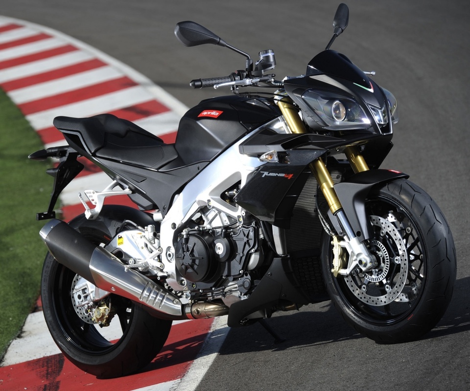 Спортивный мотоцикл Априлия на треке  обои