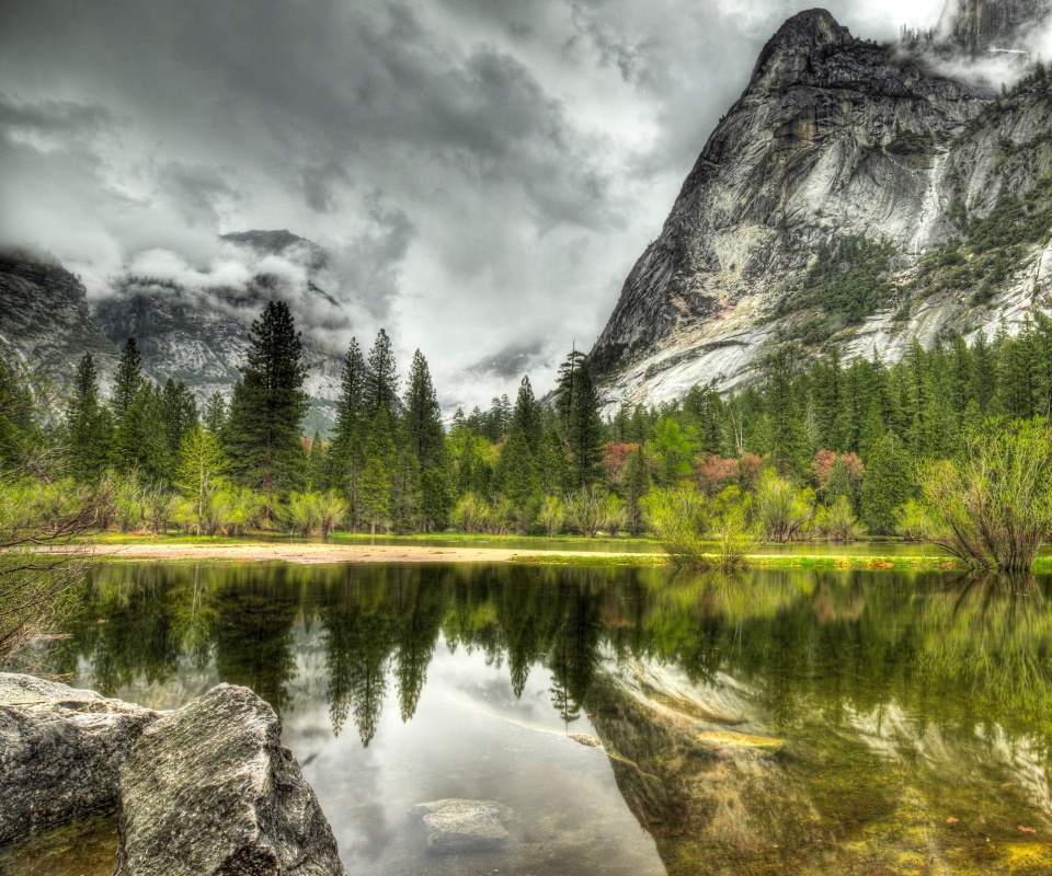 Красивый вид на маленькое горное озеро обои