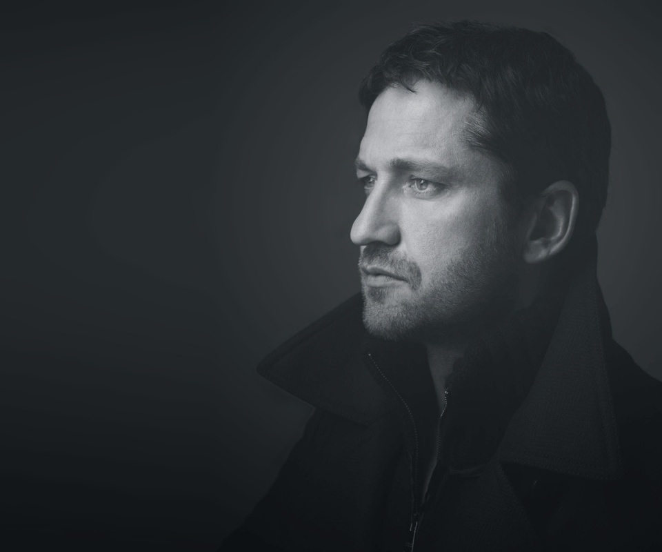 Джерард Батлер на темном фоне обои