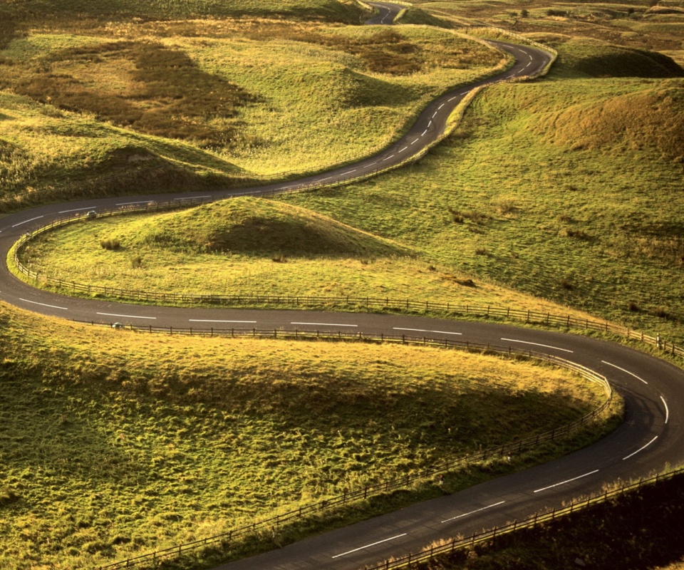 Дорога петляет меж холмов обои