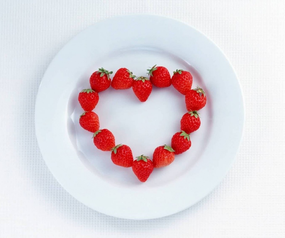 Тарелка с сердечком из клубники обои