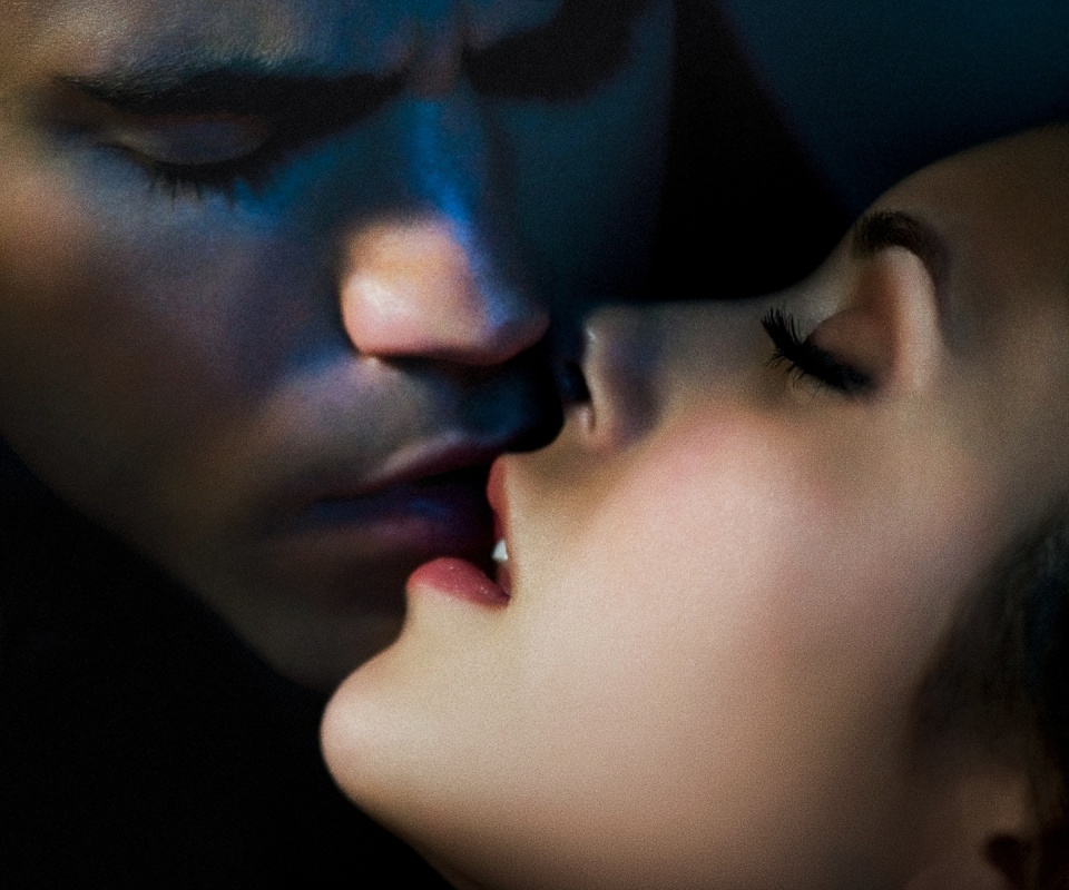 Поцелуй из Дневников Вампира обои