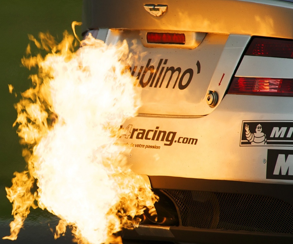 Огонь из выхлопной трубы гоночного Aston Martin обои