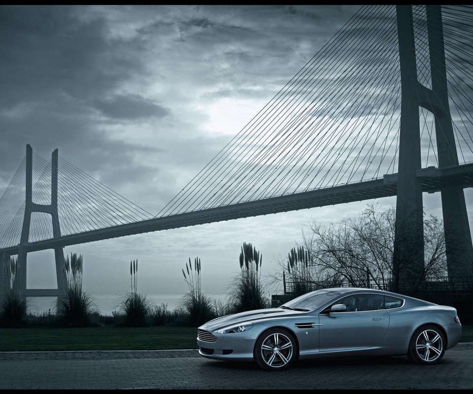 Aston Martin на фоне моста обои