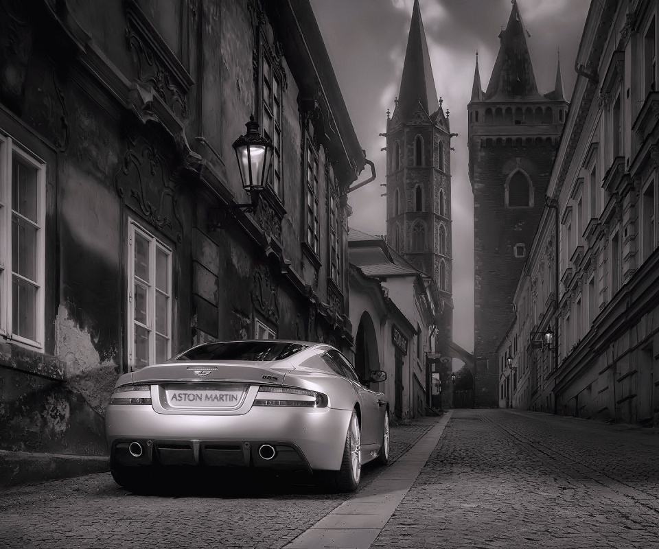 Aston Martin в старинном городе обои