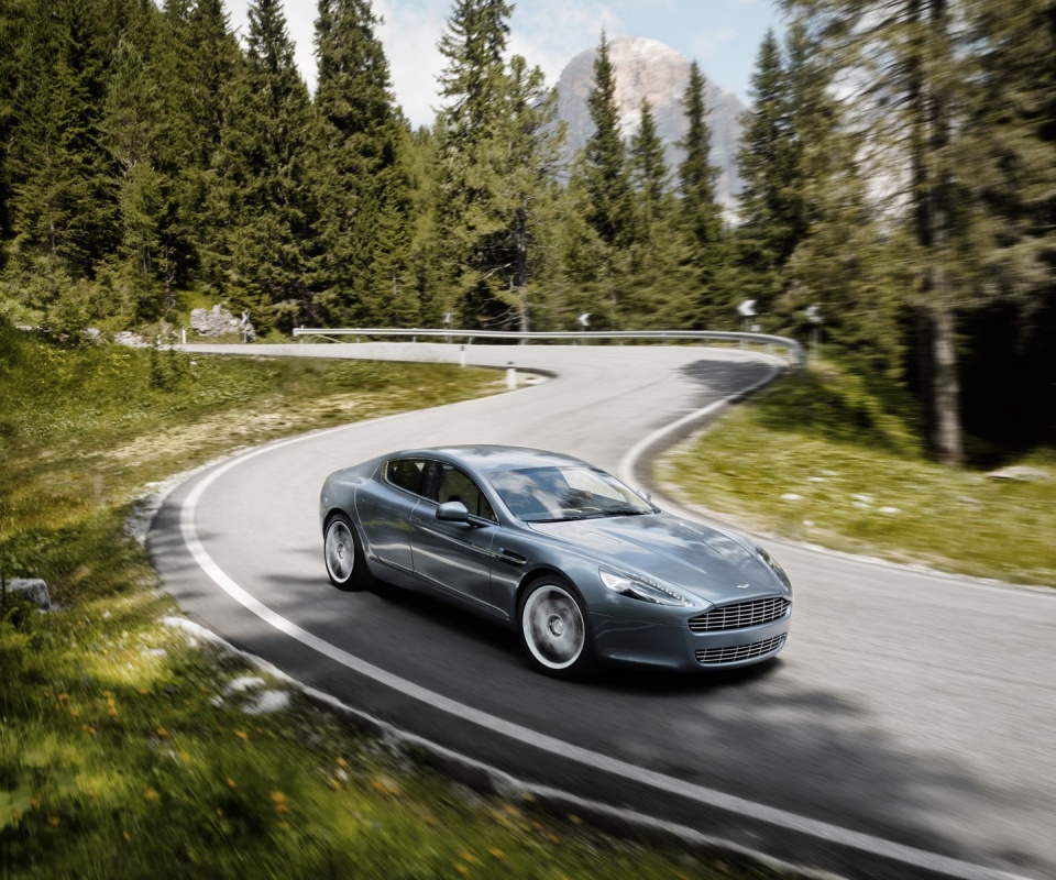 Астон мартин на лесной дороге обои