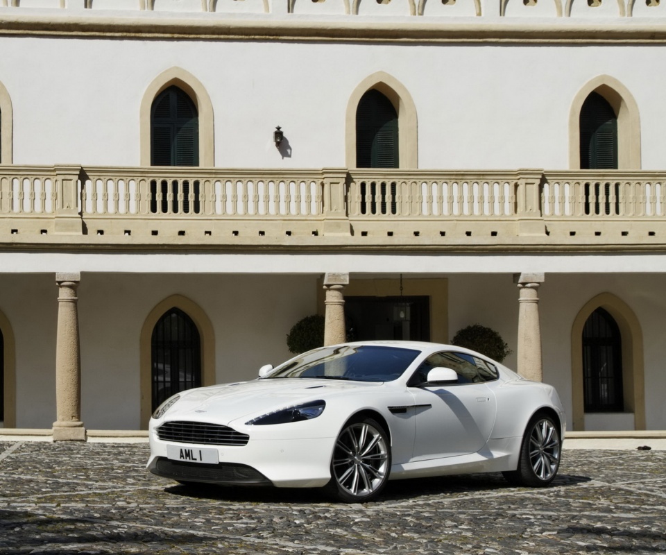 Астон Мартин в дворике дома обои