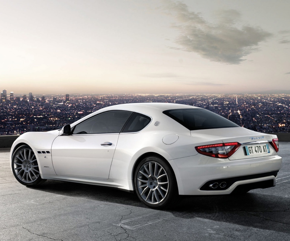 Maserati Granturismo на фоне города обои