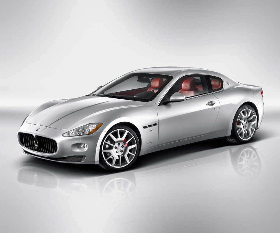 Грандтуризмо на белом фоне обои