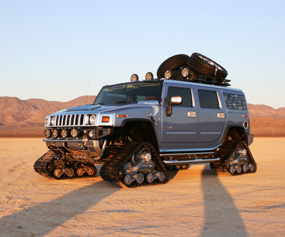 Hammer на гусеницах обои