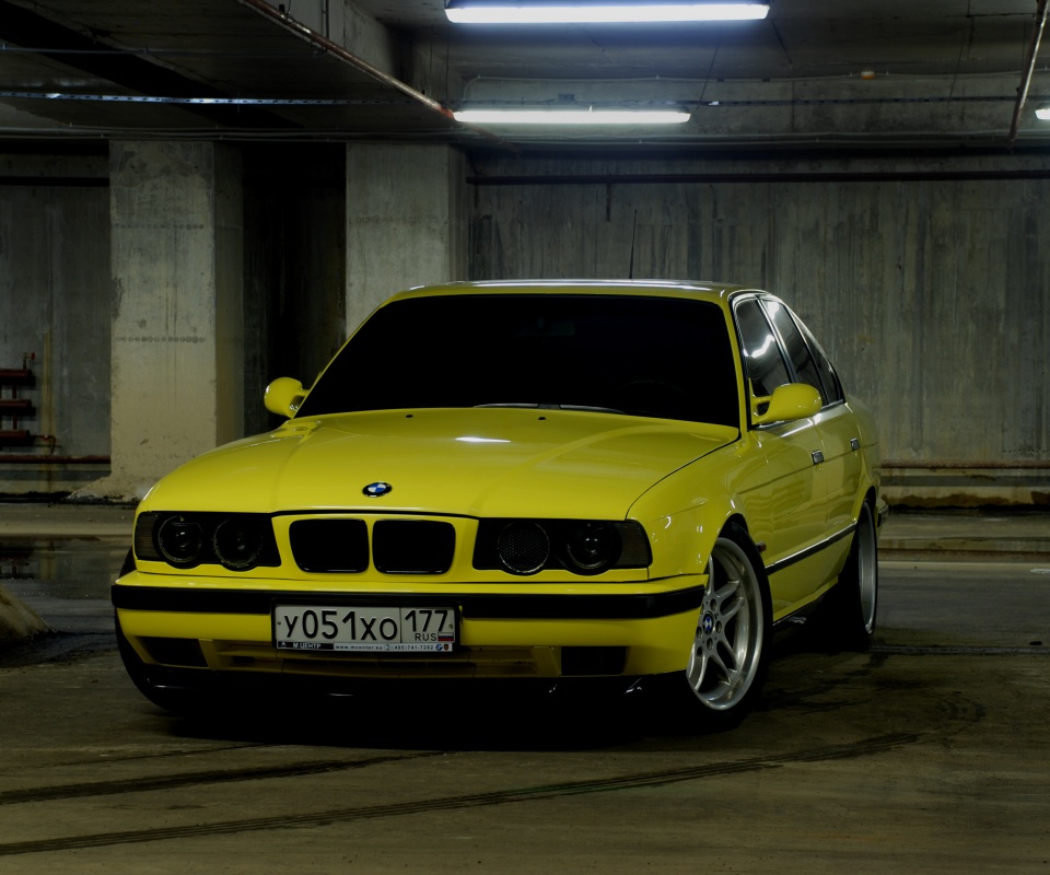 BMW M5 на стоянке обои