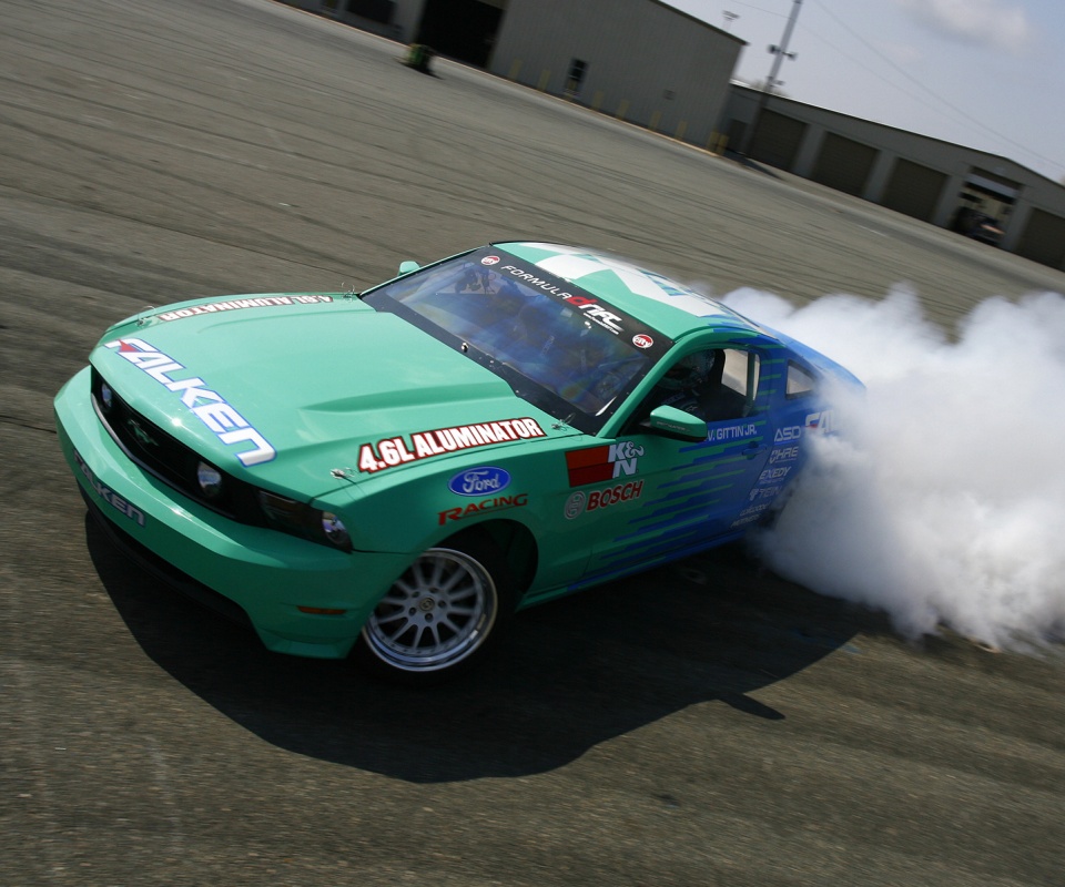 Мустанг дрифтует обои