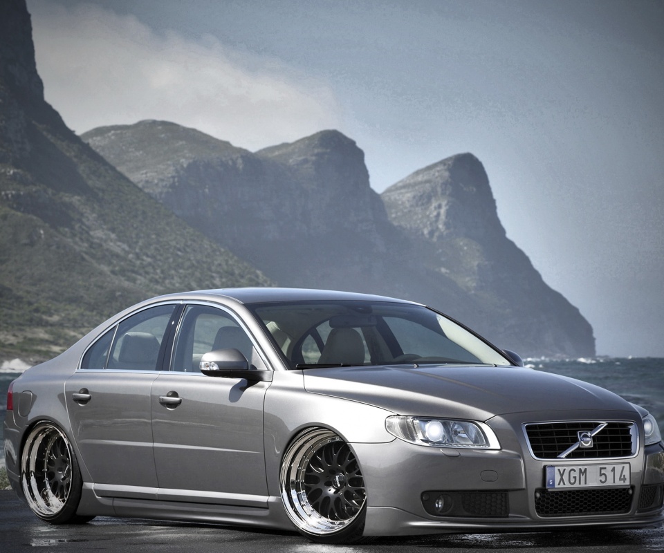 Вольво на берегу обои