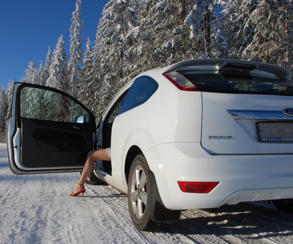 Девушка выходит из Ford Focus обои