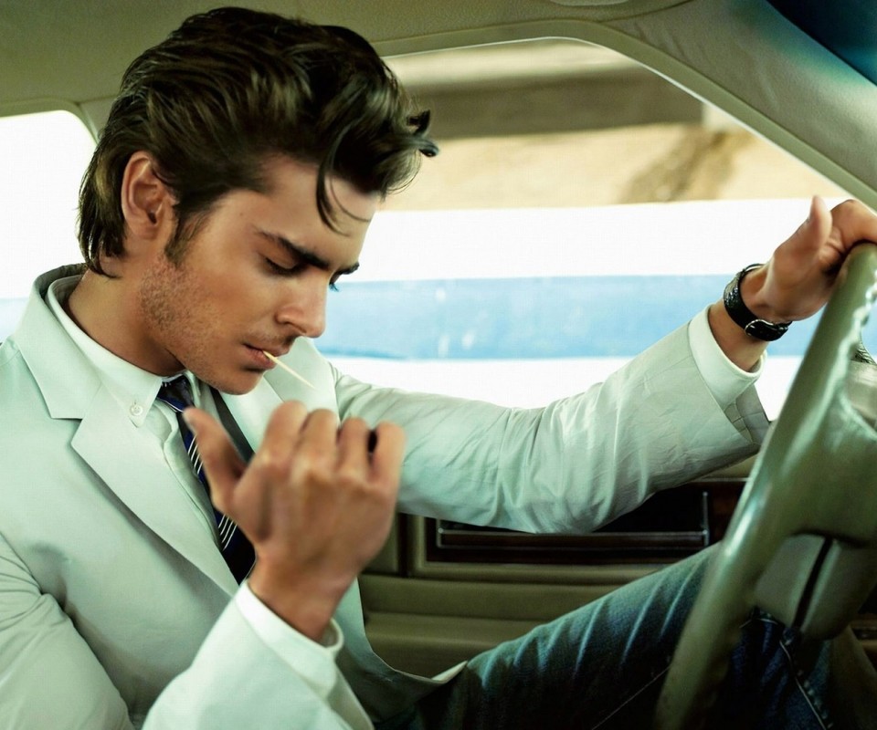 Мужчина прикуривает в машине обои