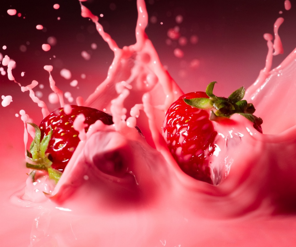 Сочная клубника с молоком обои
