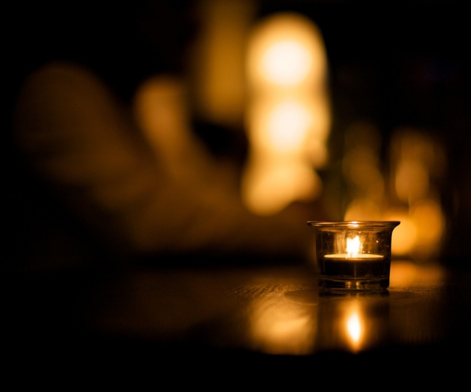 Свеча во тьме обои