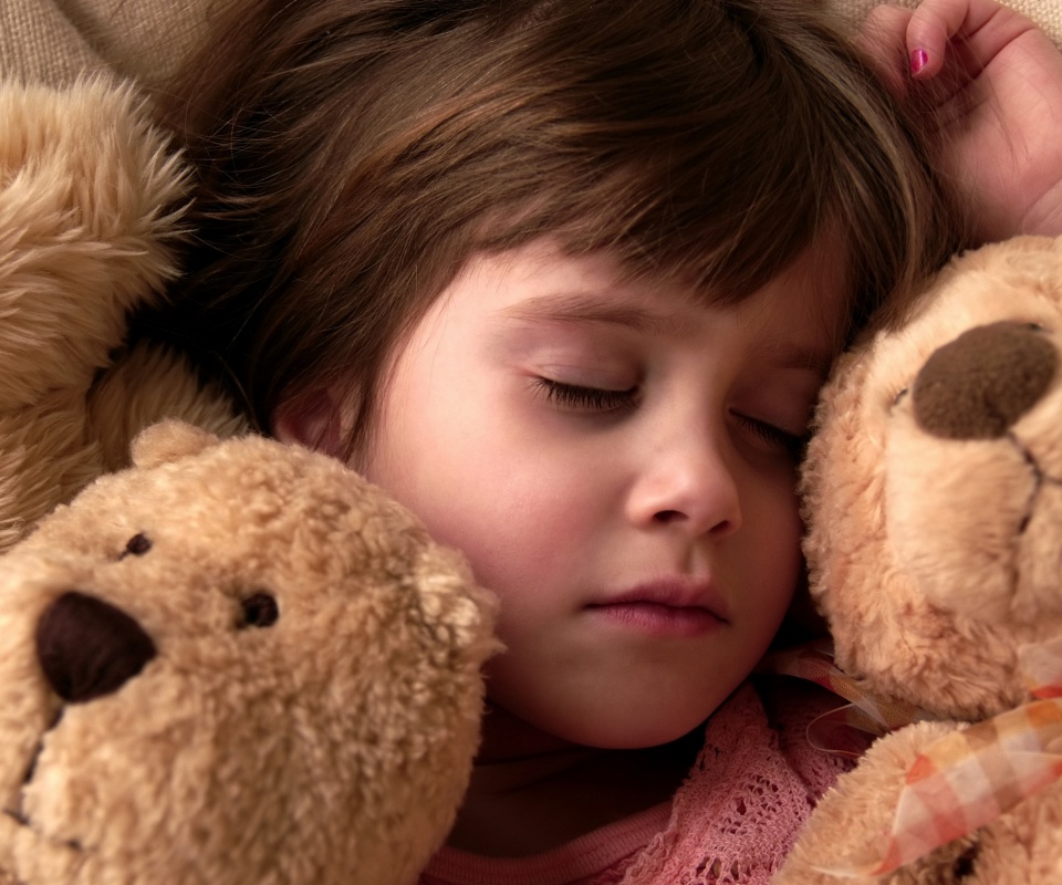 Девочка спит с мишками в обнимку обои
