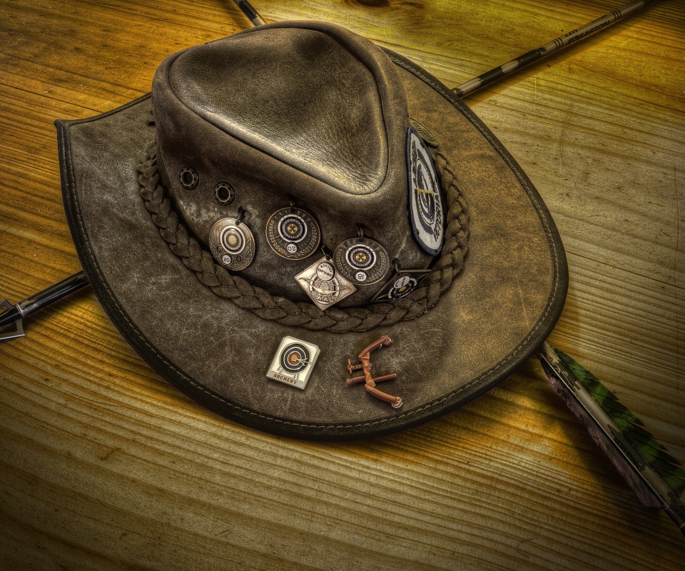 Шляпа и стрелы обои