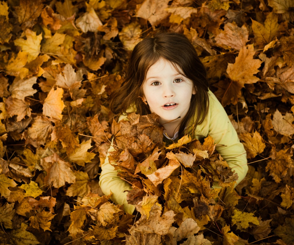 Девочка и осень обои