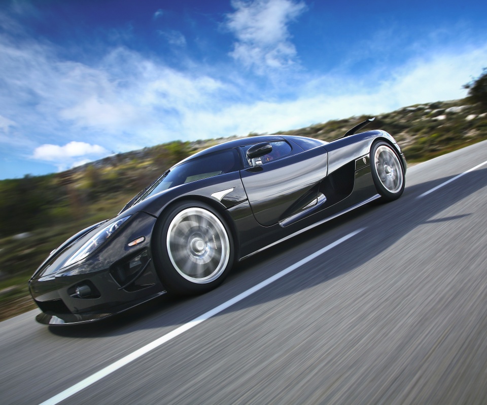 Автомобиль Koenigsegg мчится по трассе обои