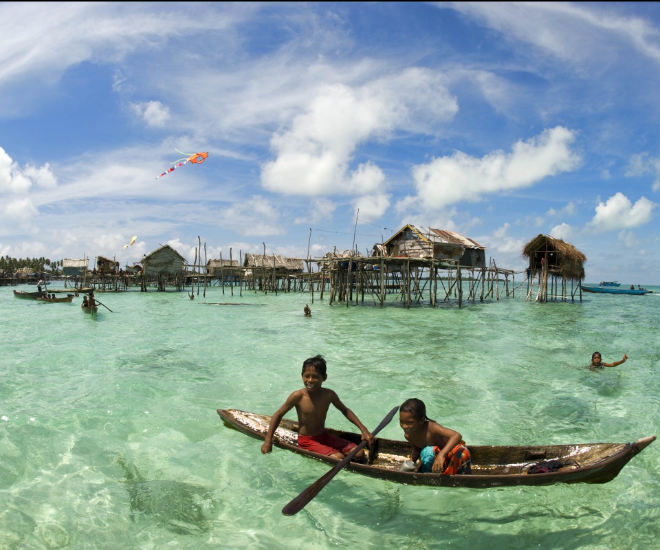 Дети в лодке у поселения туземцев обои