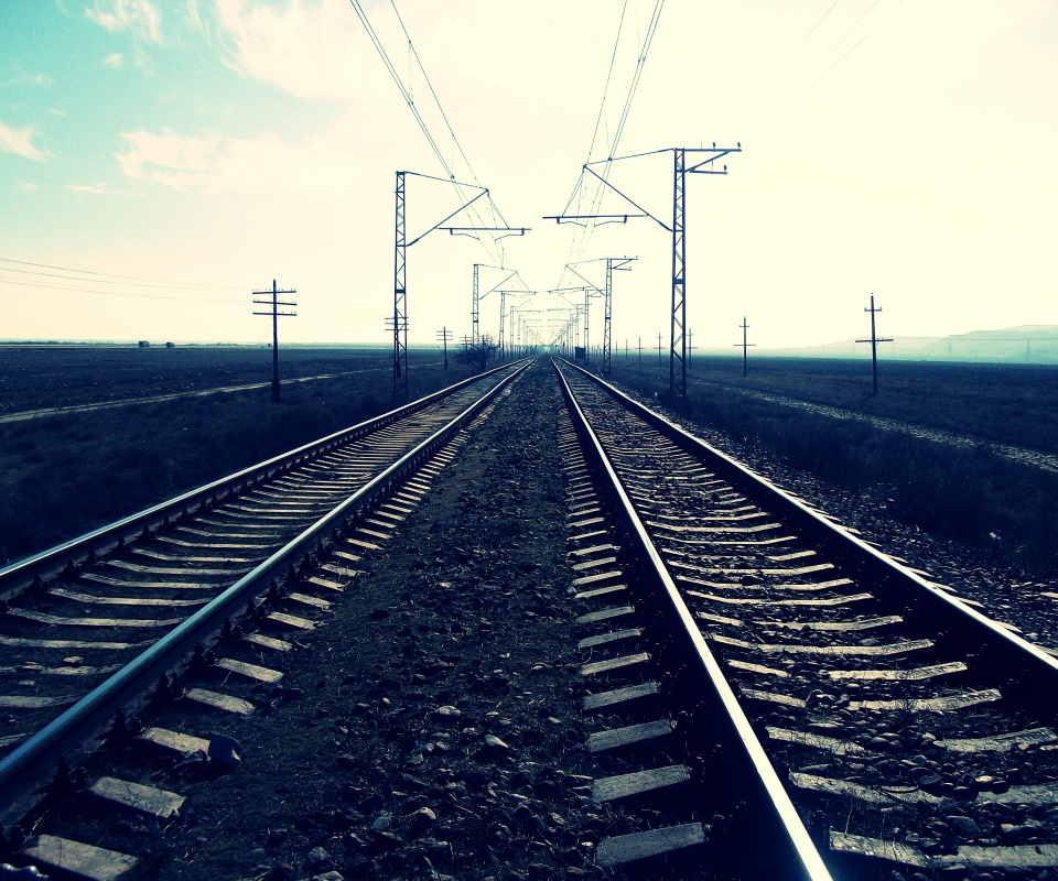 Железная дорога уходит вдаль обои