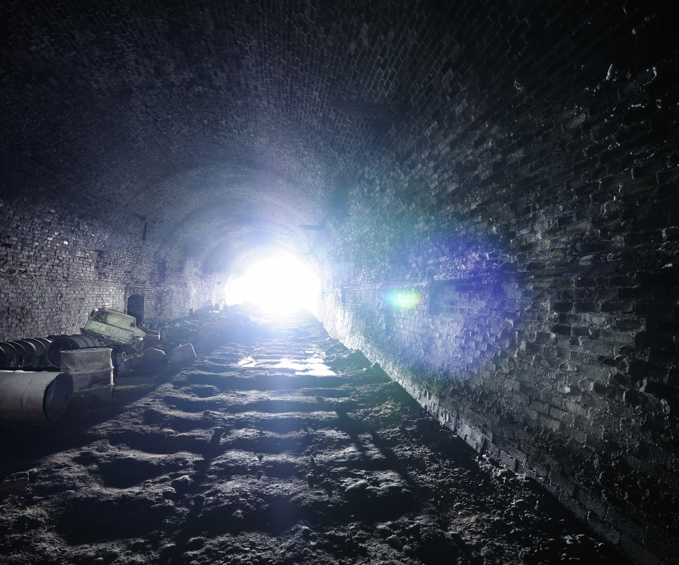 Захламленный тоннель обои